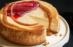  چیز کیک تنوری با سس کارامل؛ دسر خوشمزه کافی شاپی