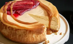  چیز کیک تنوری با سس کارامل؛ دسر خوشمزه کافی شاپی