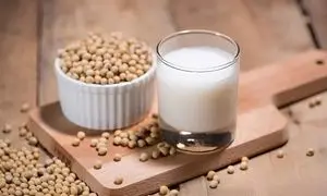 شیر سویا چگونه درست می‌شود ؟؛ روش تهیه شیر سویا در منزل