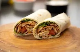 دستور پخت دوروم مرغ ترکی؛ ساندویچی محبوب برای شام​