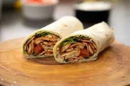 دستور پخت دوروم مرغ ترکی؛ ساندویچی محبوب برای شام​