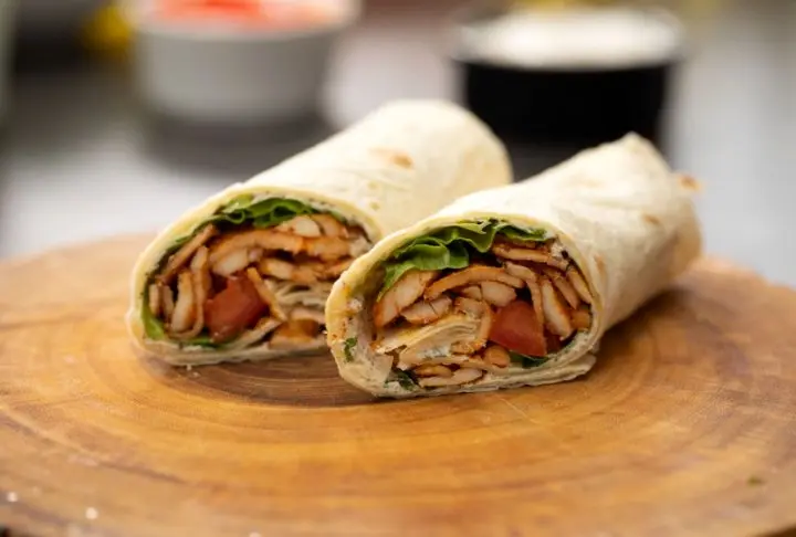 دستور پخت دوروم مرغ ترکی؛ ساندویچی محبوب برای شام​