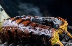 روش‌های پوست‌ کندن بادمجان کبابی بدون خراب شدن بافت آن