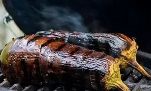 روش‌های پوست‌ کندن بادمجان کبابی بدون خراب شدن بافت آن