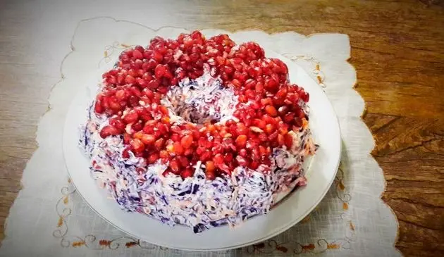 طرز تهیه سالاد یلدایی با انار و گل‌کلم