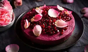 کیک انار ویژه با سس انار مخصوص؛ پیشنهاد عالی برای شب چله