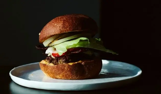 طرز تهیه همبرگر خانگی؛ بهترین برگر را با دست‌پخت خودتان امتحان کنید