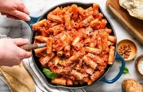 طرز پخت پاستا ریگاتونی با سس سوسیس و خامه 