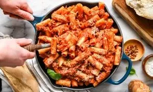 طرز پخت پاستا ریگاتونی با سس سوسیس و خامه 