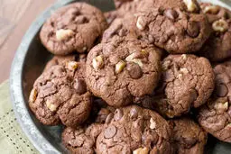 طرز تهیه کوکی شکلاتی گردویی بدون فر برای یک عصر پاییزی