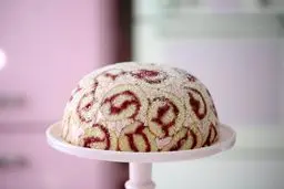 دسر شارلوت سلطنتی برای شب یلدا؛ دسر یخچالی لاکچری با طعم موز و گردو