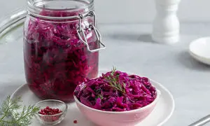 چگونه ترشی کلم قرمز پاییزی درست کنیم؟