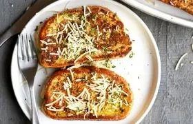 تست فرانسوی خوشمزه با عطر سیر و پنیر پارمسان