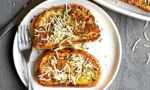 تست فرانسوی خوشمزه با عطر سیر و پنیر پارمسان