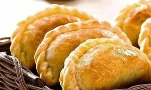 طرز تهیه پیراشکی پیتزایی خانگی با خمیر نرم و کش‌دار