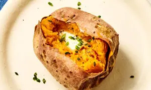 چطور سیب‌زمینی شیرین بپزیم و سرو کنیم؟