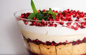 طرز تهیه ترایفل انار؛ دسر شیک و مجلسی برای شب یلدا