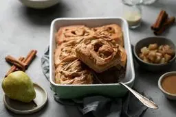 رول دارچین و گلابی؛ شیرینی مقوی برای تمام فصول