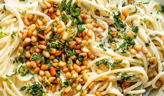 طرز تهیه اسپاگتی با سس ماست و دانه کاج