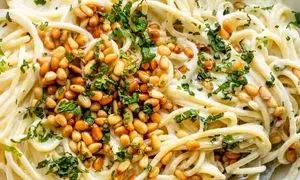 طرز تهیه اسپاگتی با سس ماست و دانه کاج