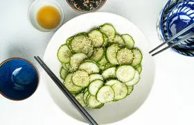 طرز تهیه سالاد مقوی و خوشمزه با خیار و کنجد