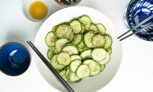 طرز تهیه سالاد مقوی و خوشمزه با خیار و کنجد