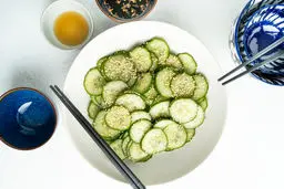 طرز تهیه سالاد مقوی و خوشمزه با خیار و کنجد