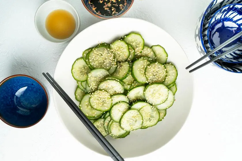 طرز تهیه سالاد مقوی و خوشمزه با خیار و کنجد