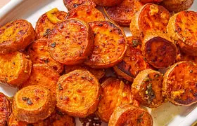 سیب‌زمینی شیرین پخته با سس سیر و کره