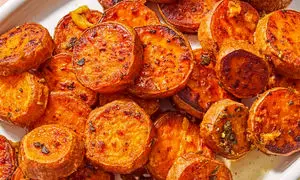 سیب‌زمینی شیرین پخته با سس سیر و کره