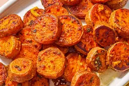 سیب‌زمینی شیرین پخته با سس سیر و کره