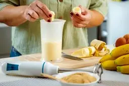 طرز تهیه اسموتی موز؛ صبح را پر انرژی شروع کنید