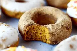  دونات کدو حلوایی؛ شیرینی خوشمزه با عطر و بوی پاییز