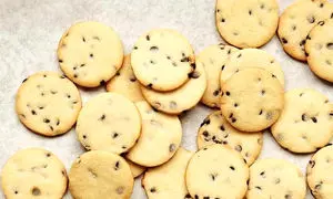 شیرینی کشمشی خانگی؛طرز تهیه شیرینی کشمشی نرم و خوشمزه