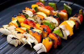 یک بشقاب سبزیجات کبابی + یک نوع سالاد فقط با چند قطره روغن