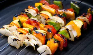 یک بشقاب سبزیجات کبابی + یک نوع سالاد فقط با چند قطره روغن