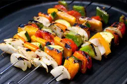 یک بشقاب سبزیجات کبابی + یک نوع سالاد فقط با چند قطره روغن