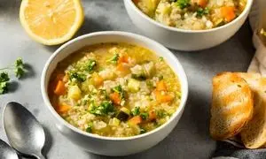 چگونه سوپ برنج و مرغ را با نیم دانه درست کنیم؟