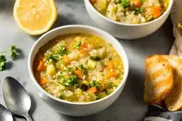 چگونه سوپ برنج و مرغ را با نیم دانه درست کنیم؟