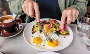 آیا تخم مرغ باعث بالا رفتن کلسترول خون می‌شود ؟