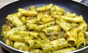 ببینید؛ طرز تهیه پاستای ایتالیایی با ریحان و گوجه گیلاسی