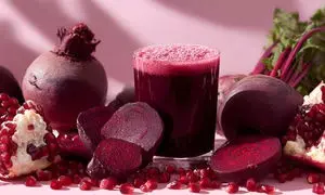 طرز تهیه اسموتی انار و لبو برای شب یلدا