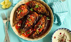 طرز تهیه بادمجان شکم پر به دو روش