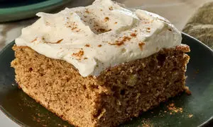 طرز تهیه کیک موز با روکش پنیر خامه‌ای