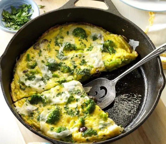 طرز تهیه املت بروکلی با قارچ و پنیر پیتزا