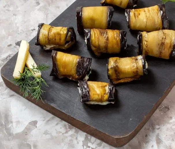 طرز تهیه رول بادمجان سوخاری؛ ترد و خوشمزه