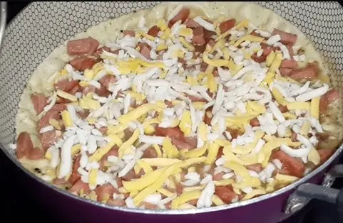 طرز تهیه املت سوسیس با پنیر پیتزا