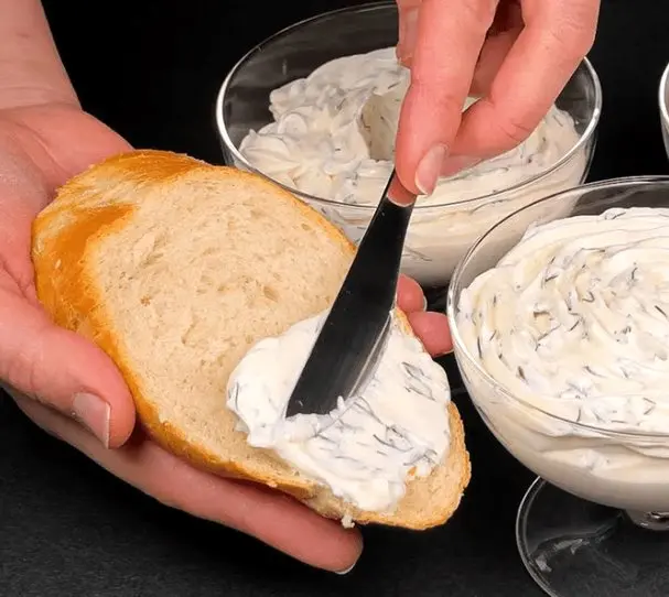 (ویدئو) طرز تهیه پنیر خامه‌ای شویدی؛ یک دستور ساده با شیر و کره