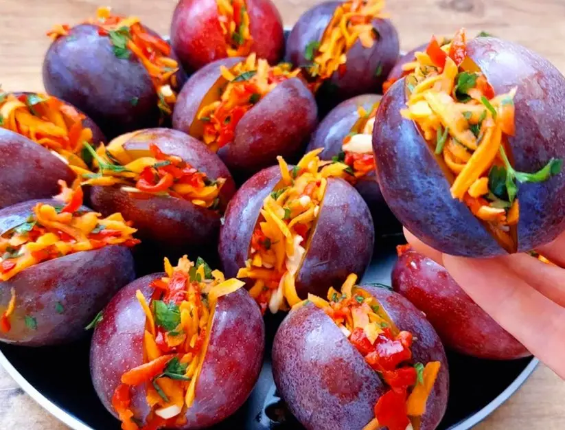 (ویدئو) طرز تهیه ترشی آلوی شکم پر؛ یک ترشی متفاوت ترکیه ای