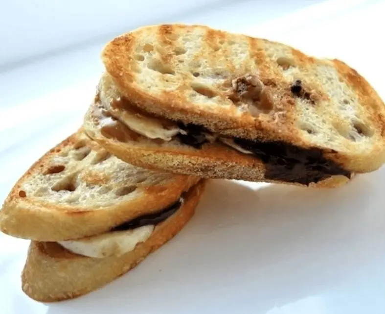 (ویدیو) اسنک موز و شکلات با نان تست؛ فوری و خوشمزه